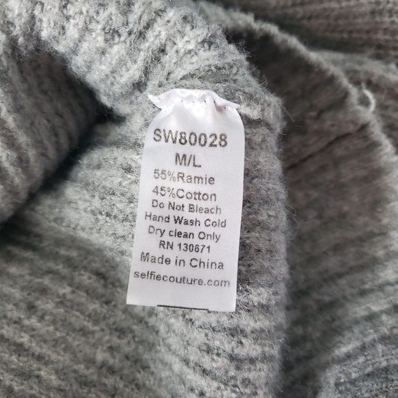 Selfie Couture by Trendology gray sweater Size M/L - Picture 3 of 4